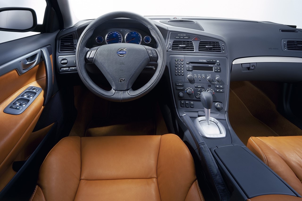 Intérieur de voiture Volvo S60 avec sièges et tableau de bord en cuir beige